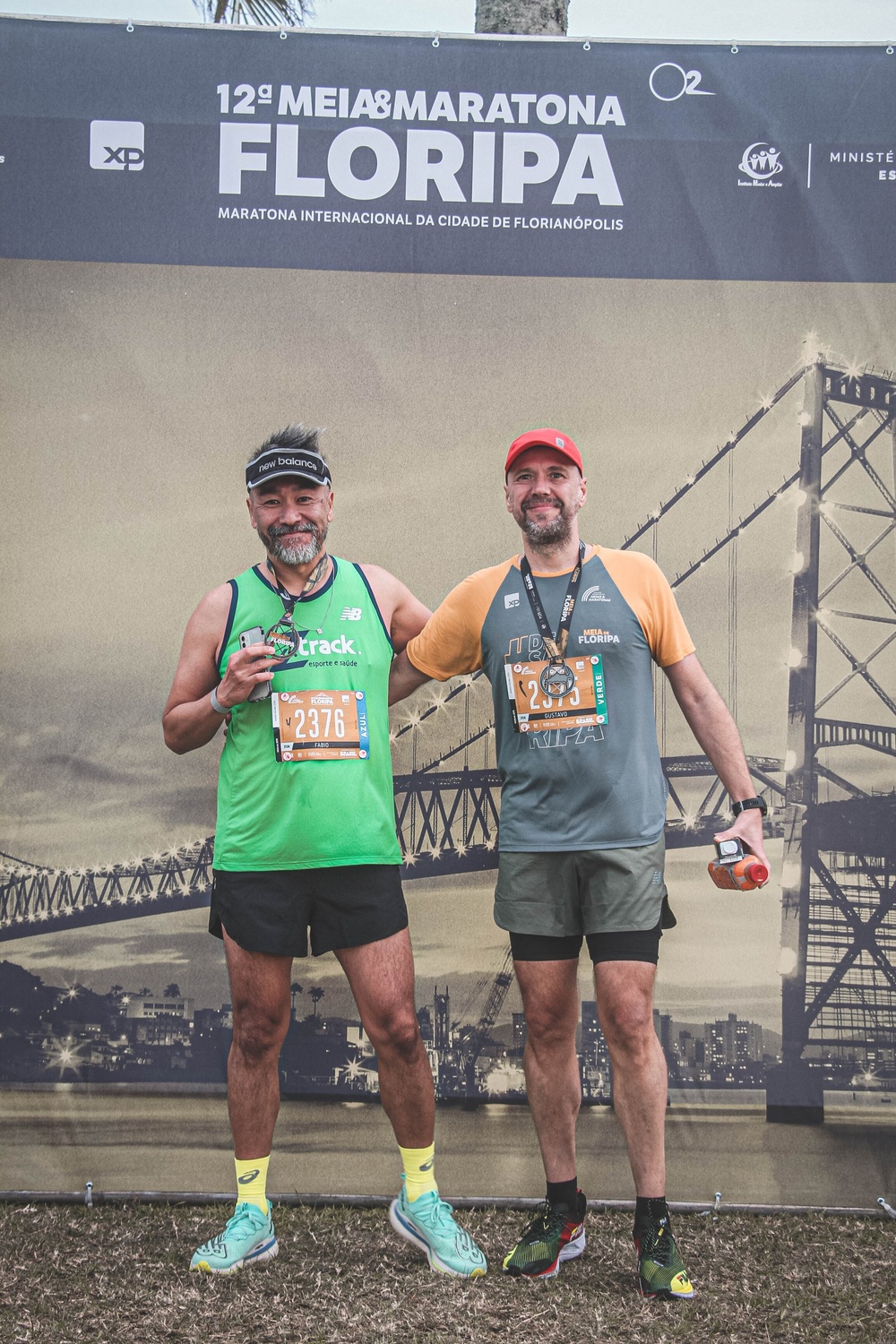 Fábio Onuma e Gustavo Lourenço, cofundadores da Corra Lebre, após uma meia maratona